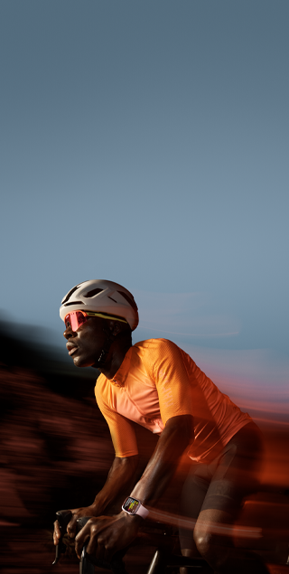 Una persona in bici con al polso un Apple Watch Series 9.
