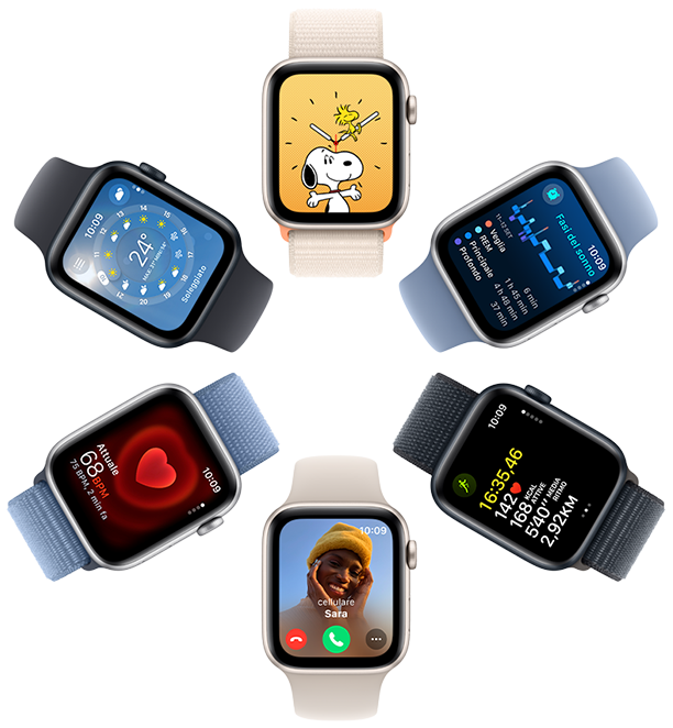 Vista dall’alto di sei Apple Watch SE che mostrano sui display un quadrante Snoopy, i dati dell’app Sonno, i parametri dell’app Allenamento, una chiamata in entrata, il battito cardiaco e l’app Meteo.