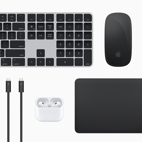 Vista dall’alto degli accessori per Mac: Magic Keyboard, Magic Mouse, Magic Trackpad, AirPods e cavi Thunderbolt